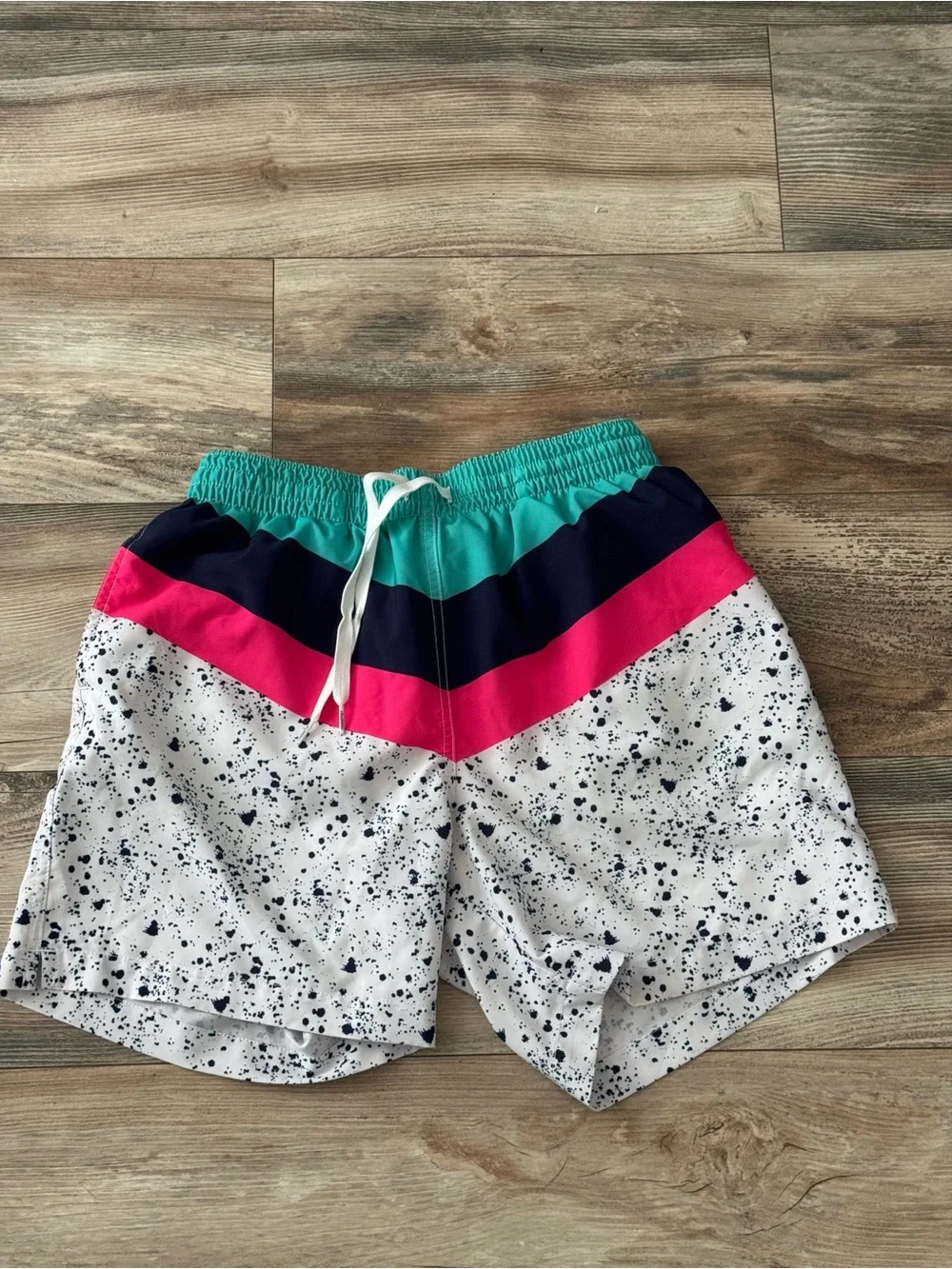 Chubbies The Aquatic Libations swim trunks size large Pink Blue Green